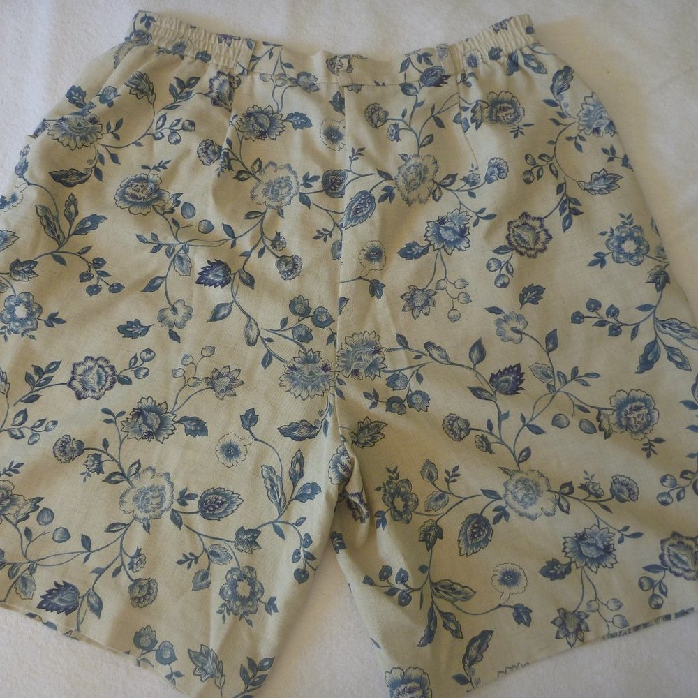 ORVIS Floral Shorts Size 16